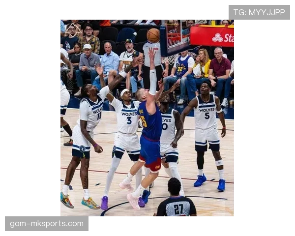 安东尼转型无球掩护接投，高效三分压制约基奇